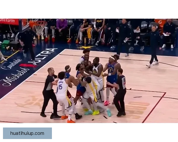 火药味浓烈勇士掘金球员冲突升级佩顿纳吉梅尔顿三人同时吃T